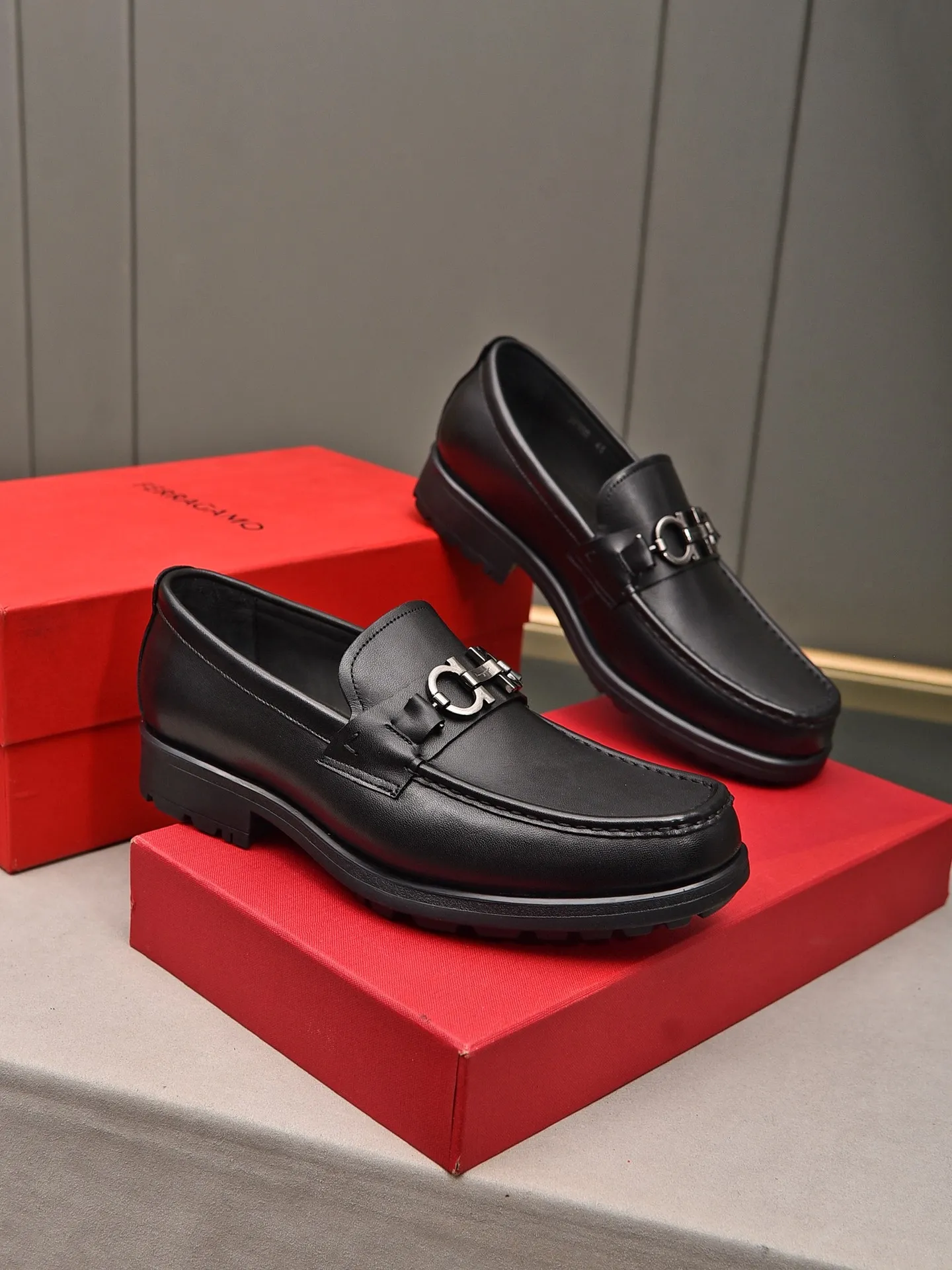 Men's shoes 💰: 500 Brand: Ferragamo Size: Men's size 38/44 (45 can be customized) Grade: Same style as the official website High-end quality men's shoes Material: Original first-layer calfskin Water-dyed cowhide lining Original outsole Style categories: Men's fashionable formal business casual leather shoes Slip-on men's shoes high-top series Young fashion European and American trends British style Casual matching Comfortable feet